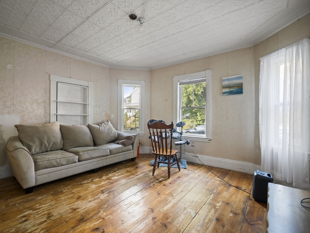 32 Bourne St