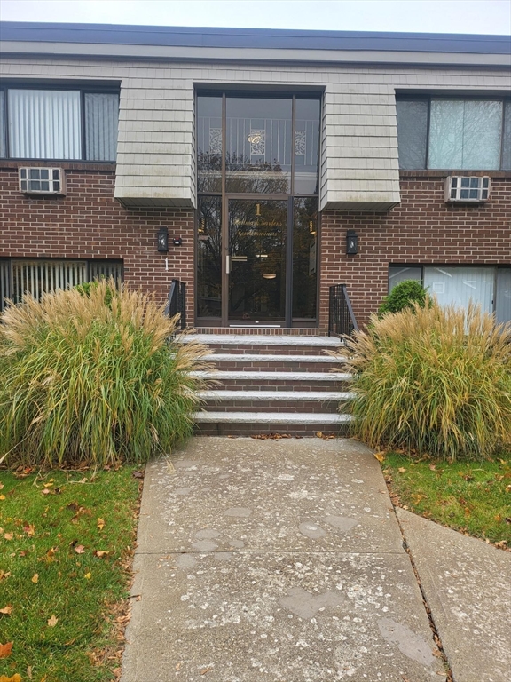 1 Hallmark Gardens 1