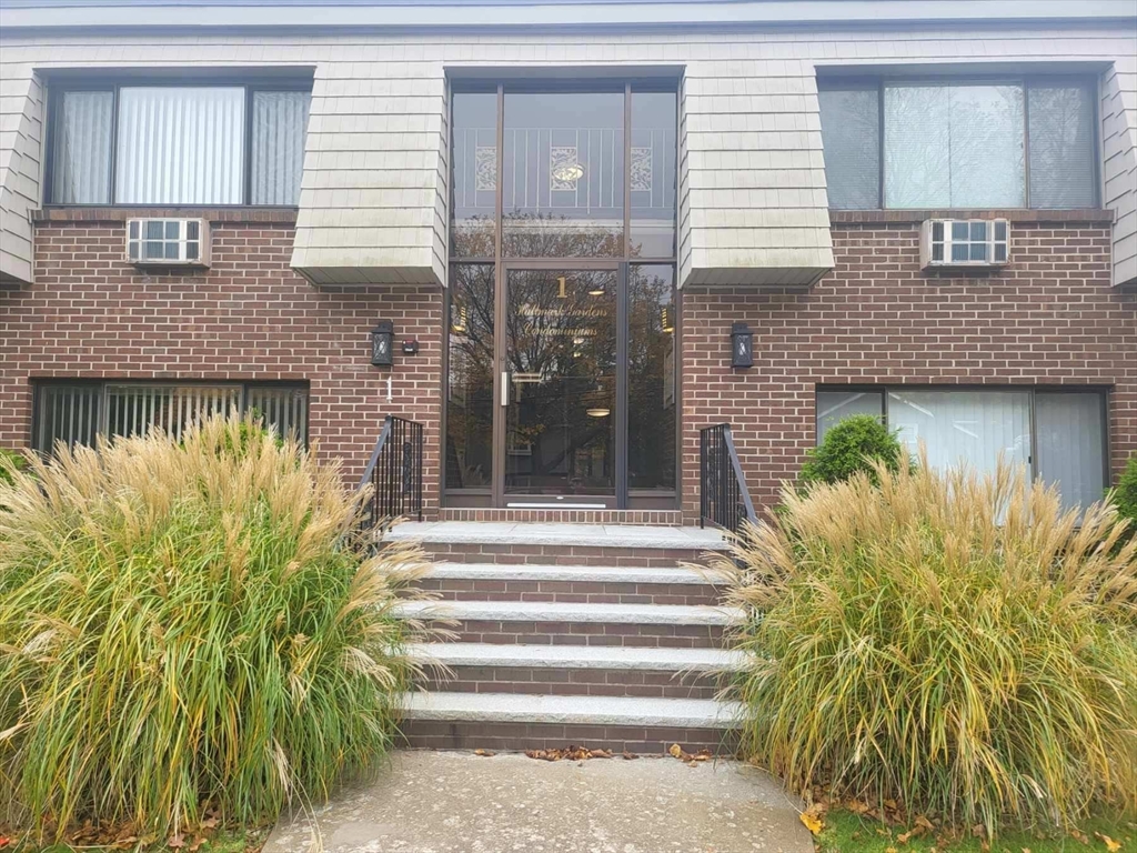 1 Hallmark Gardens 1