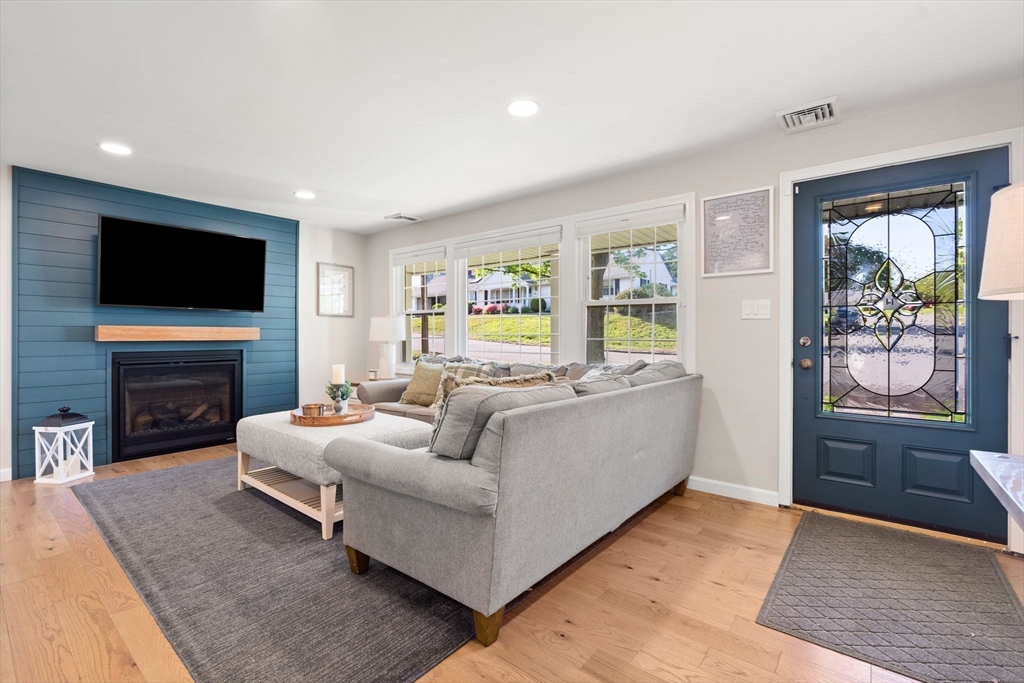 17 Melba Ln