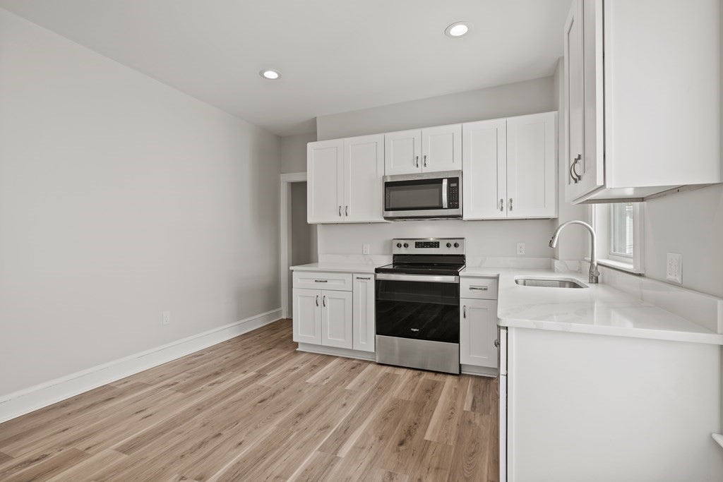 16 Leslie St 2
