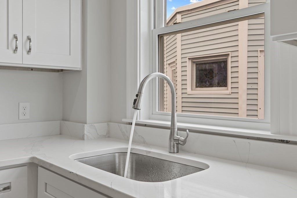 16 Leslie St 2