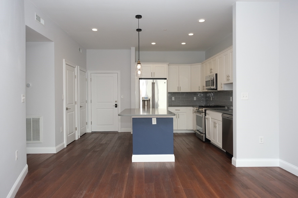 170 W Broadway 303