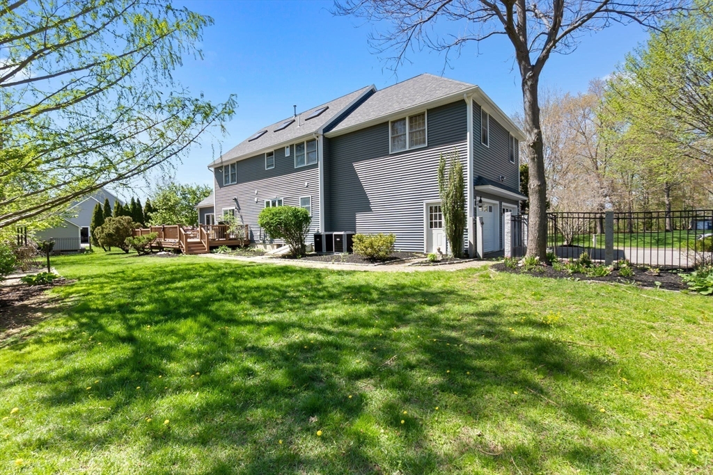 10 Bartlett Drive