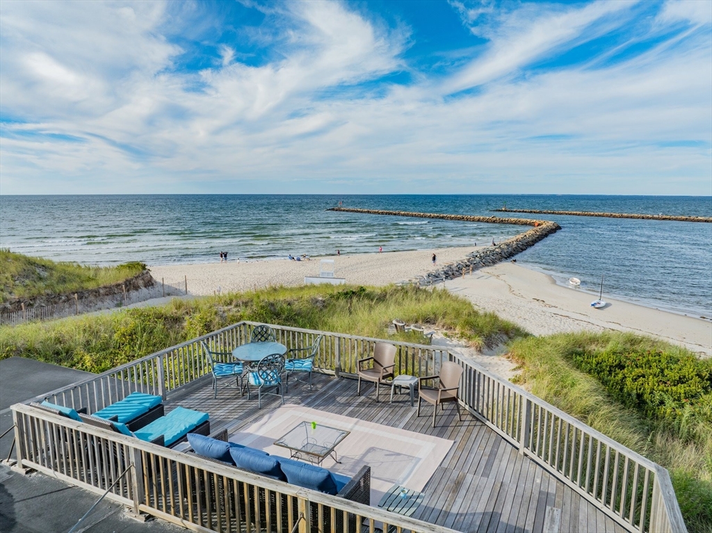 Dennis, Massachusetts 02641, United States, 4 Bedrooms Bedrooms, ,2 BathroomsBathrooms,Residential,Active,201438