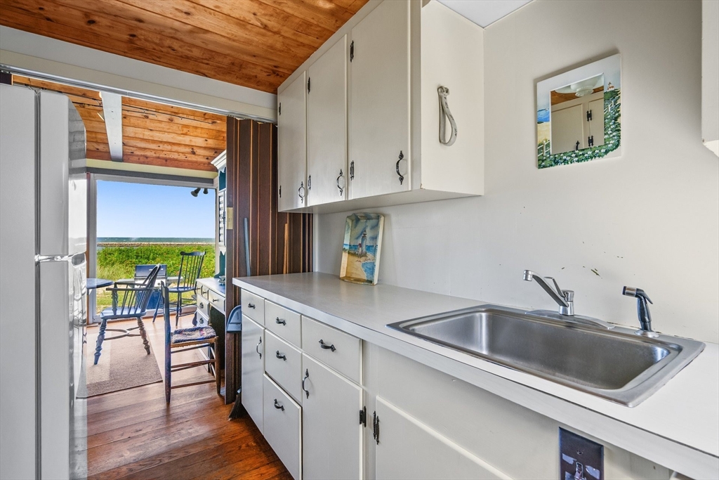 Dennis, Massachusetts 02641, United States, 4 Bedrooms Bedrooms, ,2 BathroomsBathrooms,Residential,Active,201438