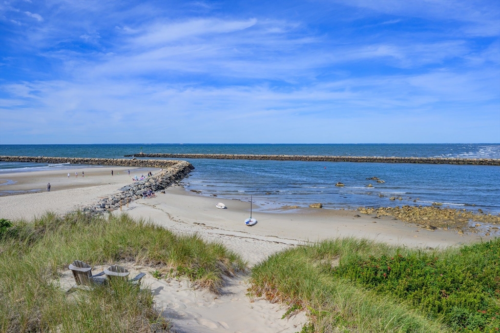 Dennis, Massachusetts 02641, United States, 4 Bedrooms Bedrooms, ,2 BathroomsBathrooms,Residential,Active,201438