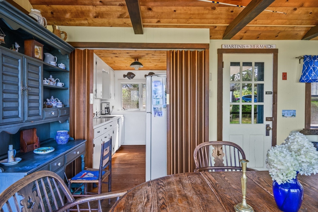 Dennis, Massachusetts 02641, United States, 4 Bedrooms Bedrooms, ,2 BathroomsBathrooms,Residential,Active,201438