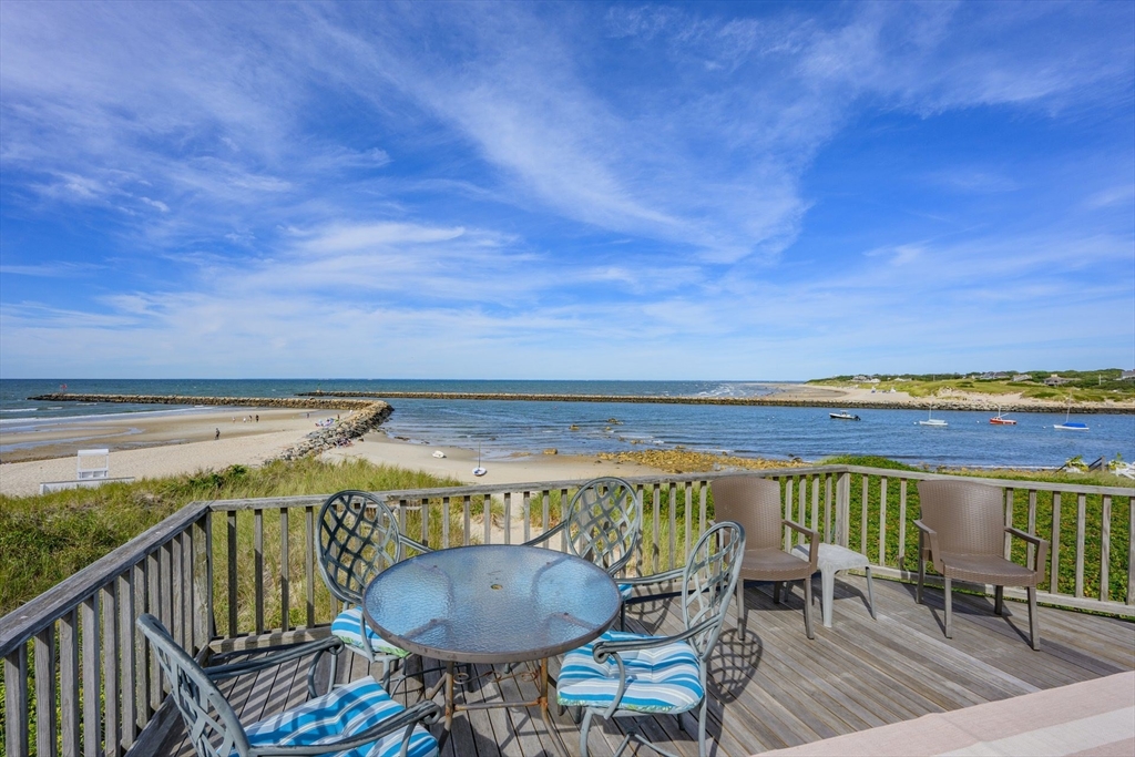 Dennis, Massachusetts 02641, United States, 4 Bedrooms Bedrooms, ,2 BathroomsBathrooms,Residential,Active,201438