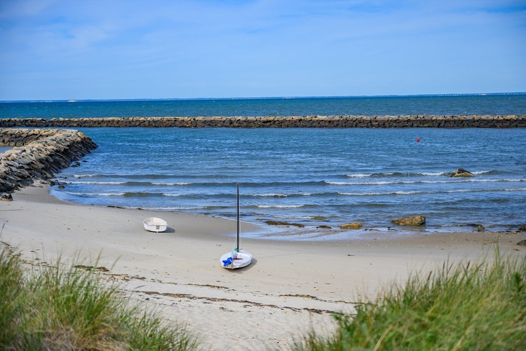 Dennis, Massachusetts 02641, United States, 4 Bedrooms Bedrooms, ,2 BathroomsBathrooms,Residential,Active,201438