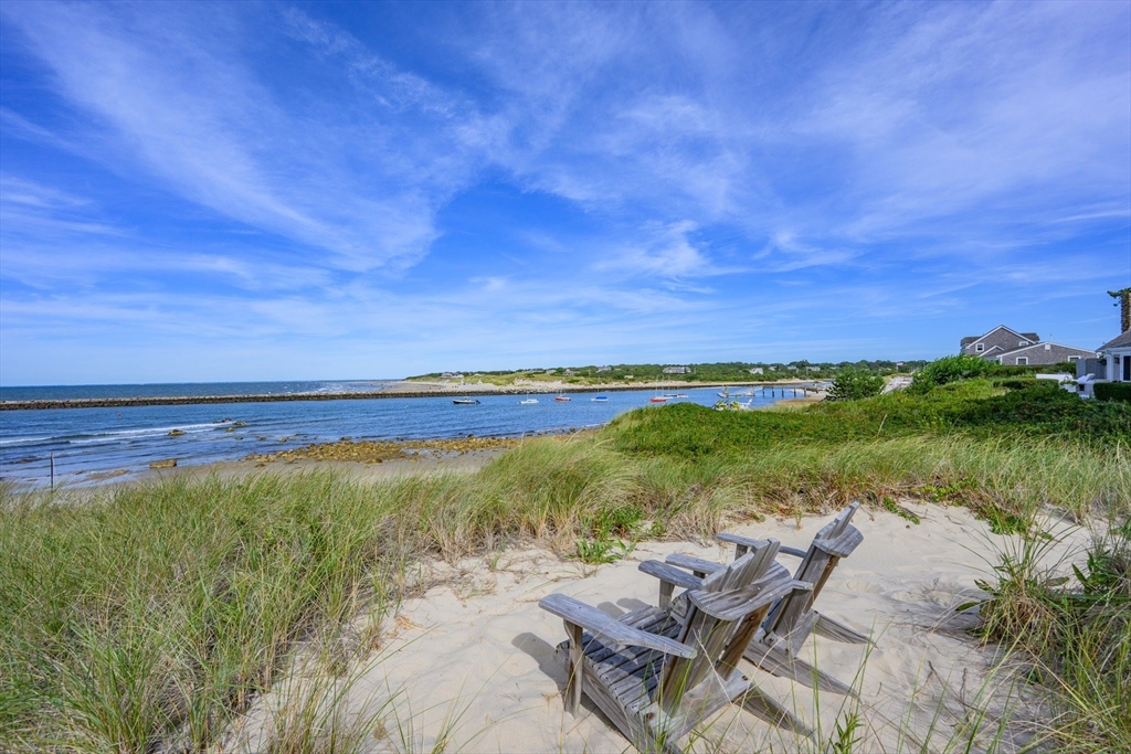 Dennis, Massachusetts 02641, United States, 4 Bedrooms Bedrooms, ,2 BathroomsBathrooms,Residential,Active,201438