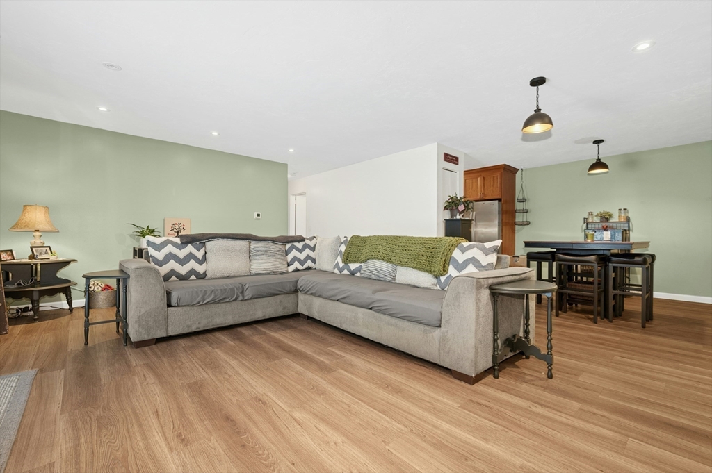 6 Thayer Pond Drive 11