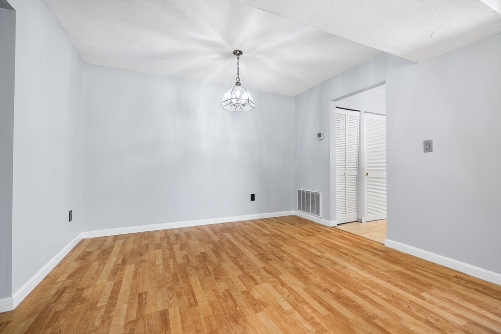 623 Edgebrook Dr 623