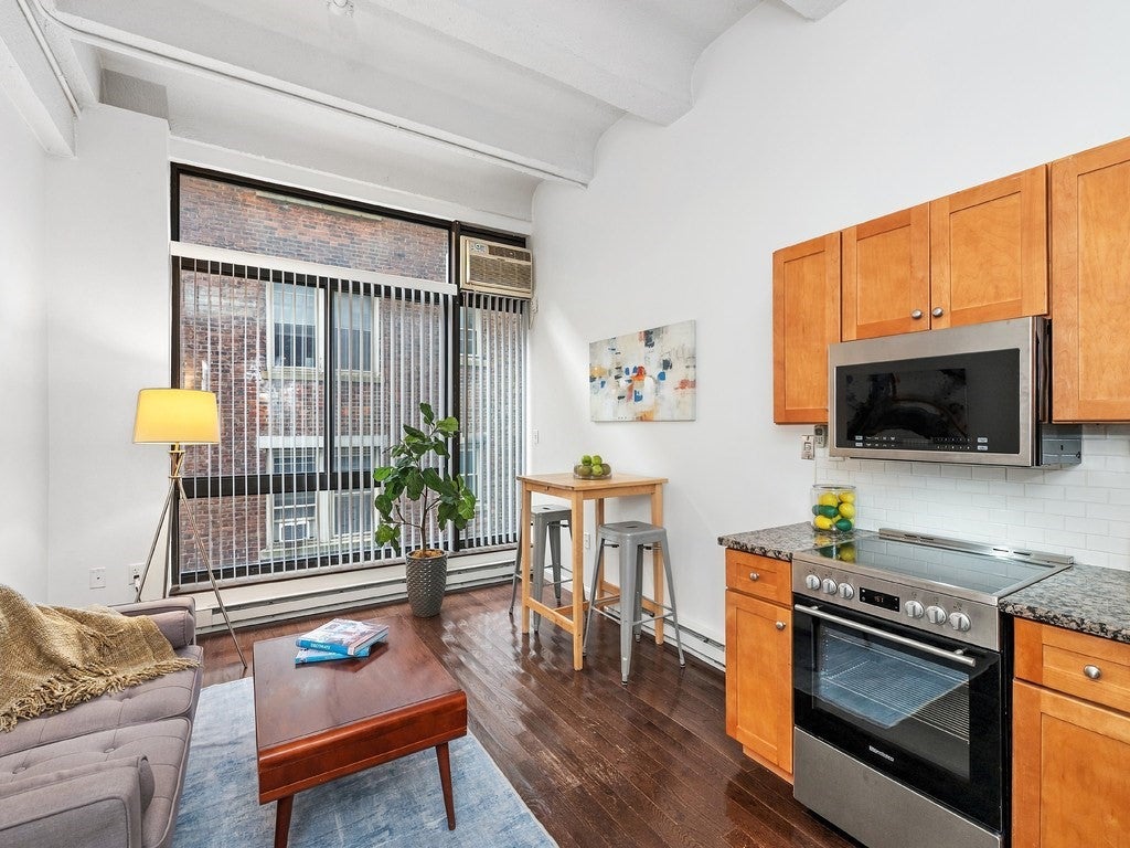 12 Stoneholm St 313