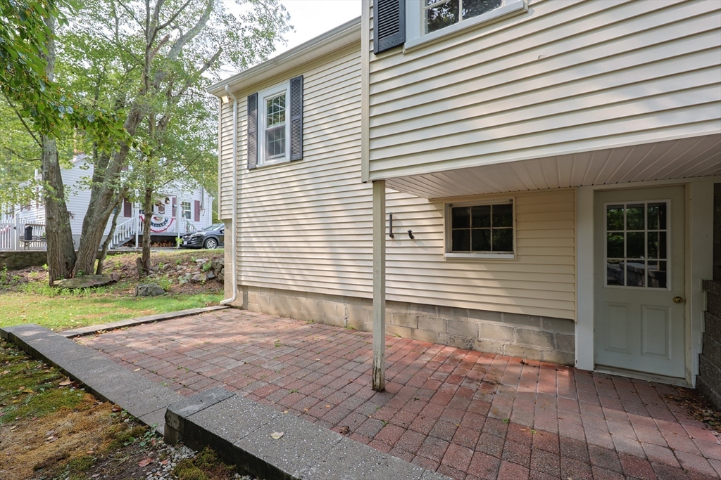 Hopedale, Massachusetts 01747, United States, 2 Bedrooms Bedrooms, ,1 BathroomBathrooms,Residential,Pending,207679