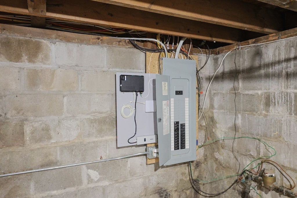 Hopedale, Massachusetts 01747, United States, 2 Bedrooms Bedrooms, ,1 BathroomBathrooms,Residential,Pending,207679