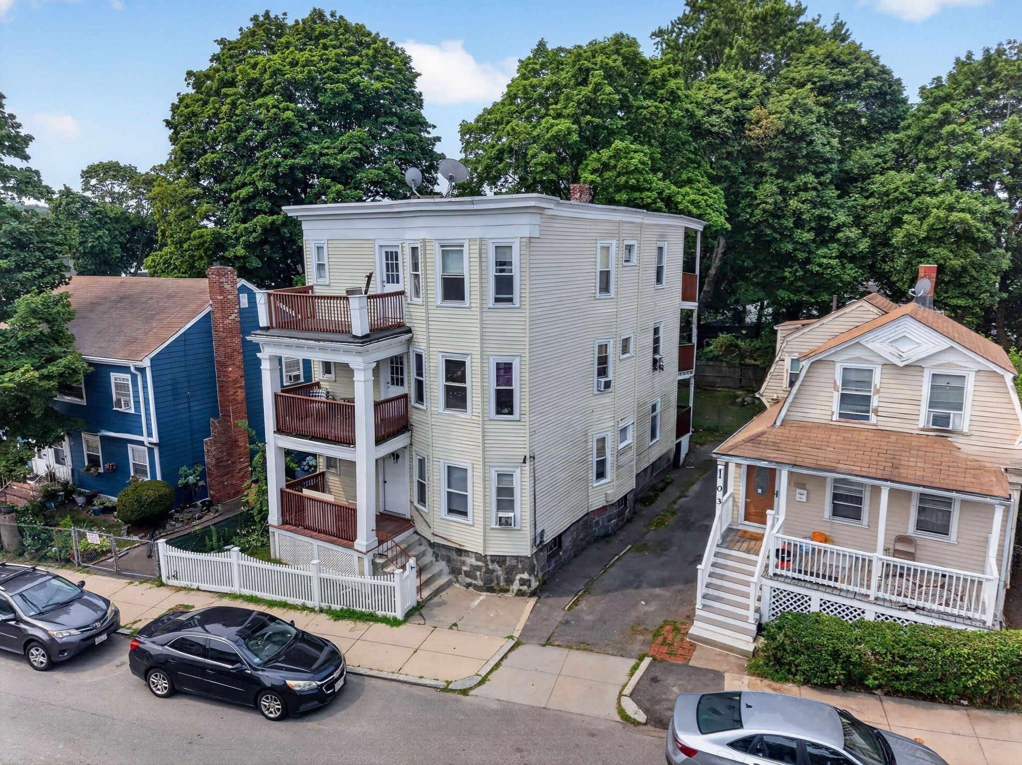 109 Capen St