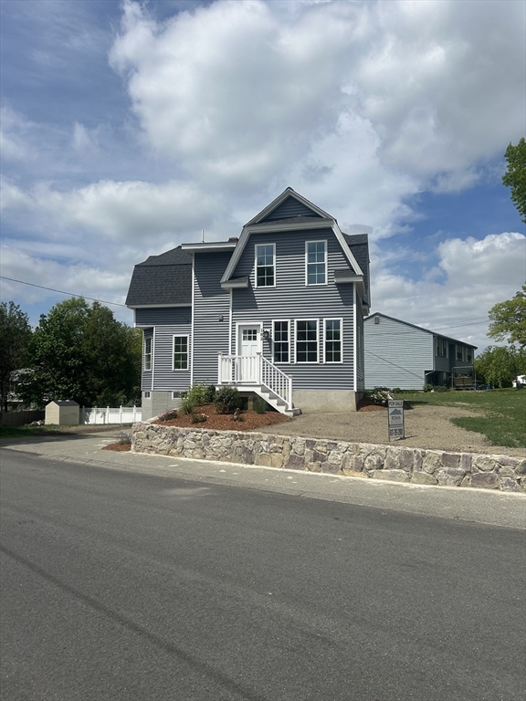 182 Russ St