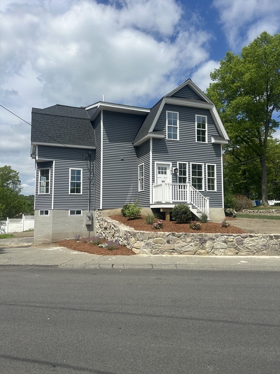 182 Russ St