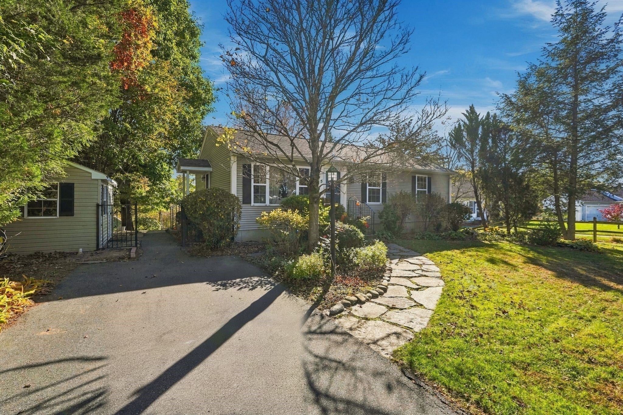 5 Maxine Cir