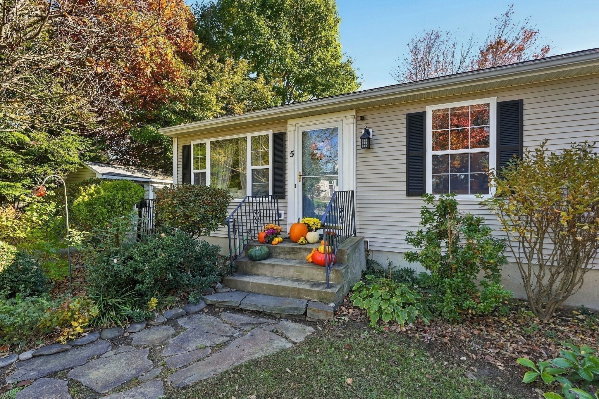 5 Maxine Cir