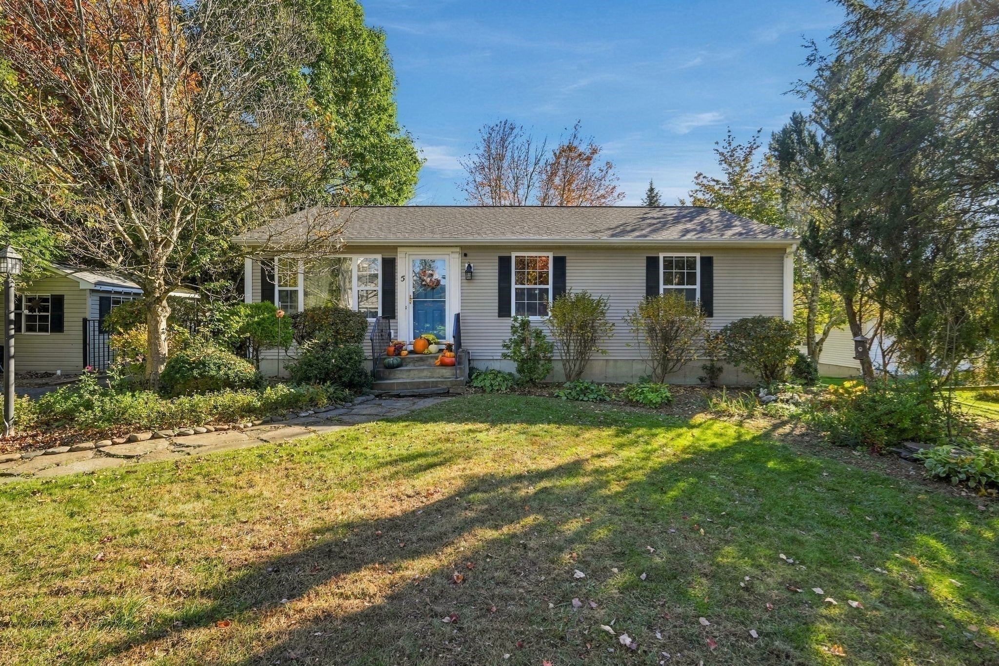 Photo of 5 Maxine Cir, Easthampton, MA