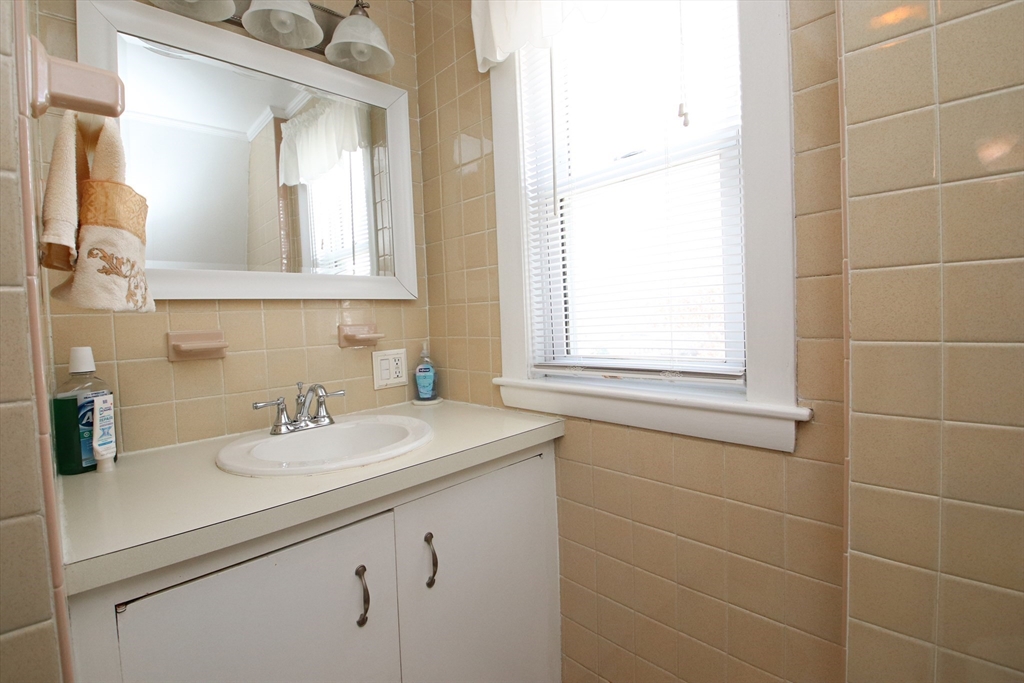 Saugus, Massachusetts 01906, United States, 3 Bedrooms Bedrooms, ,2 BathroomsBathrooms,Residential,Active,249967