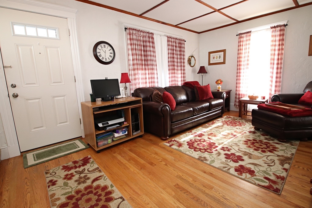 Saugus, Massachusetts 01906, United States, 3 Bedrooms Bedrooms, ,2 BathroomsBathrooms,Residential,Active,249967