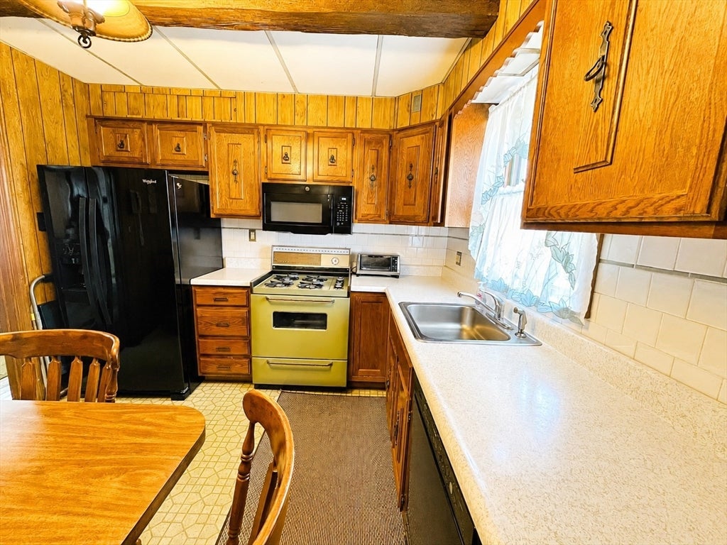 559-561 S Almond St, Fall River, MA, 559-561 S Almond St, Fall River, MA Photo #21