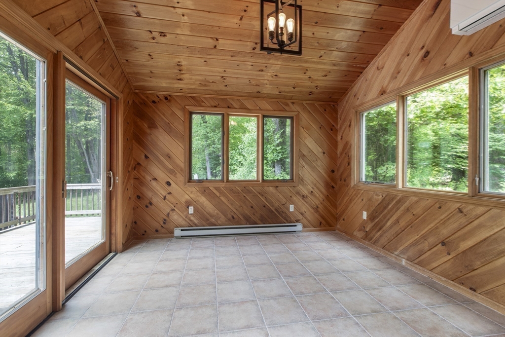 Medway, Massachusetts 02053, United States, 4 Bedrooms Bedrooms, ,3 BathroomsBathrooms,Residential,Pending,140400