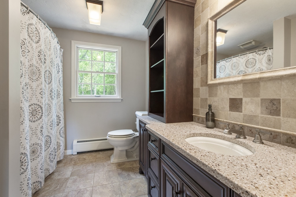 Medway, Massachusetts 02053, United States, 4 Bedrooms Bedrooms, ,3 BathroomsBathrooms,Residential,Pending,140400