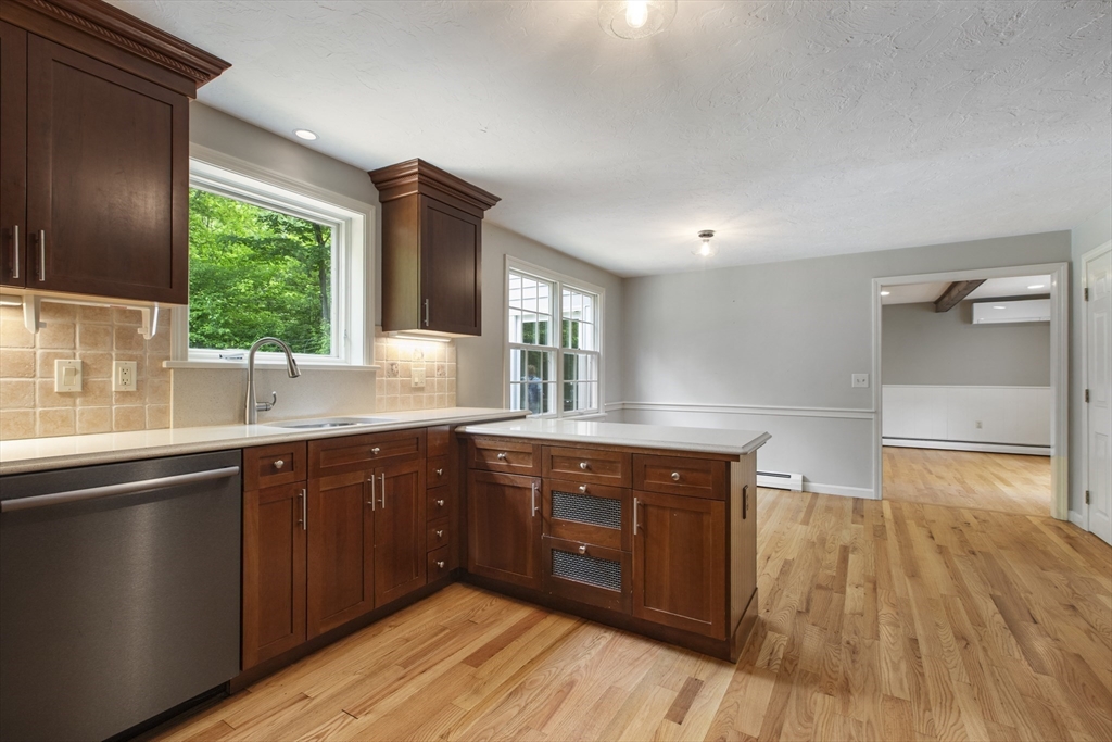 Medway, Massachusetts 02053, United States, 4 Bedrooms Bedrooms, ,3 BathroomsBathrooms,Residential,Pending,140400