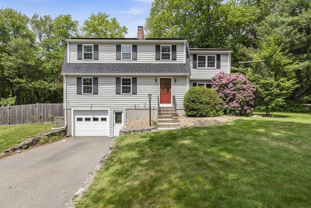 Medway, Massachusetts 02053, United States, 4 Bedrooms Bedrooms, ,3 BathroomsBathrooms,Residential,Pending,140400