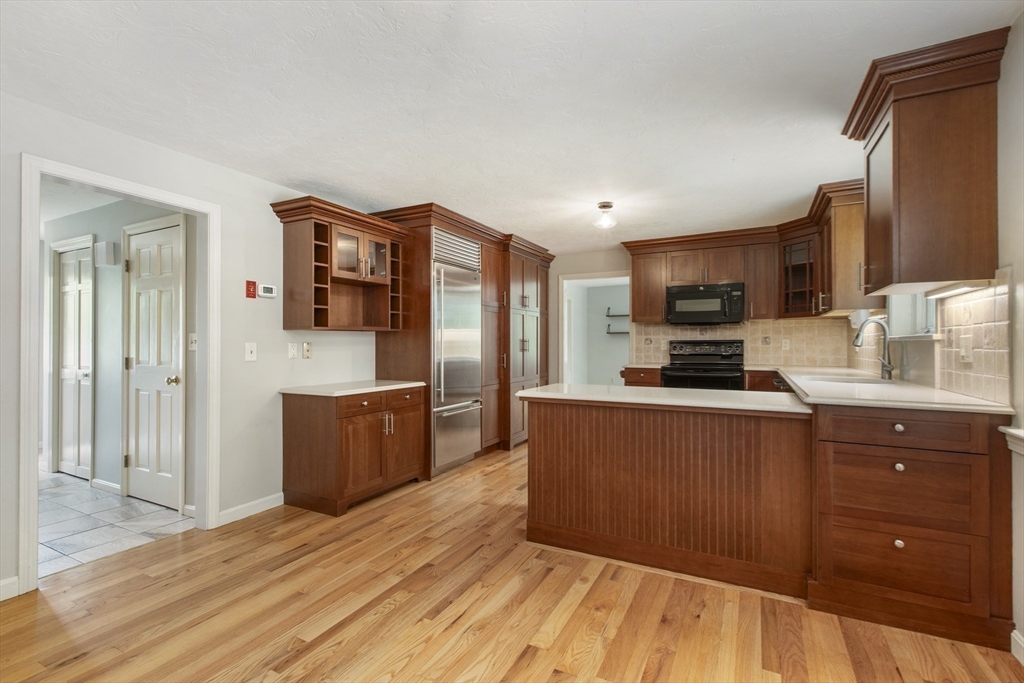 Medway, Massachusetts 02053, United States, 4 Bedrooms Bedrooms, ,3 BathroomsBathrooms,Residential,Pending,140400