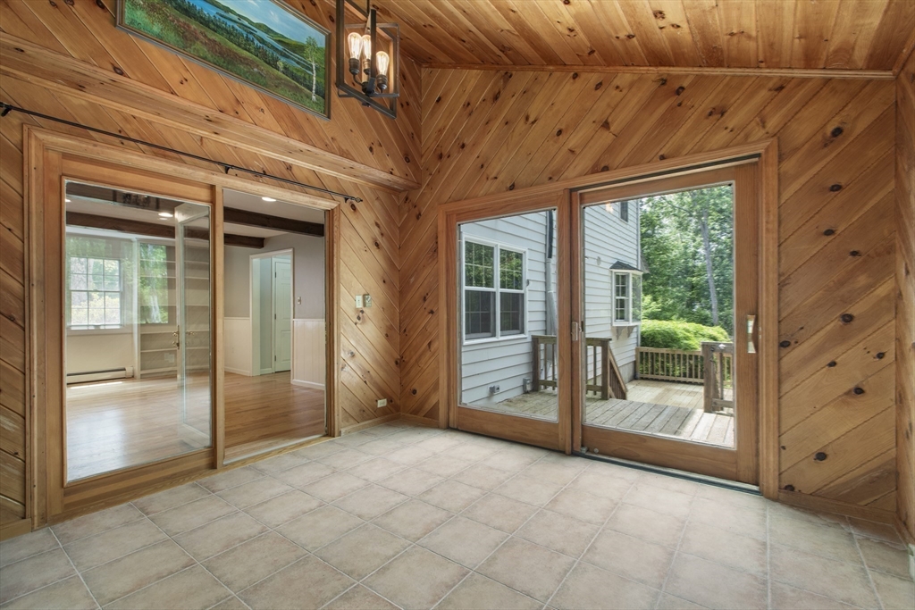 Medway, Massachusetts 02053, United States, 4 Bedrooms Bedrooms, ,3 BathroomsBathrooms,Residential,Pending,140400