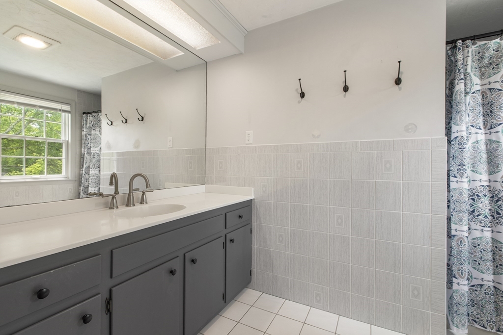 Medway, Massachusetts 02053, United States, 4 Bedrooms Bedrooms, ,3 BathroomsBathrooms,Residential,Pending,140400