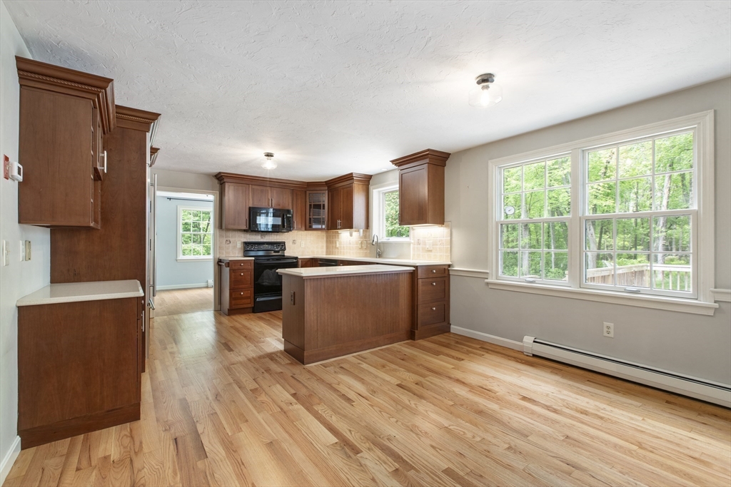 Medway, Massachusetts 02053, United States, 4 Bedrooms Bedrooms, ,3 BathroomsBathrooms,Residential,Pending,140400