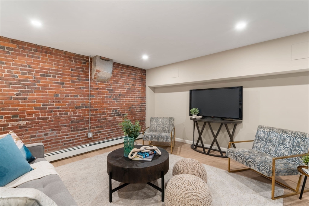 19 Cortes St 11