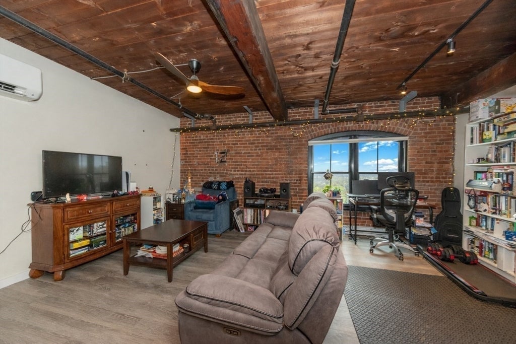55 Sterling St 305