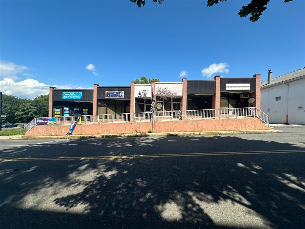 141 E Main St