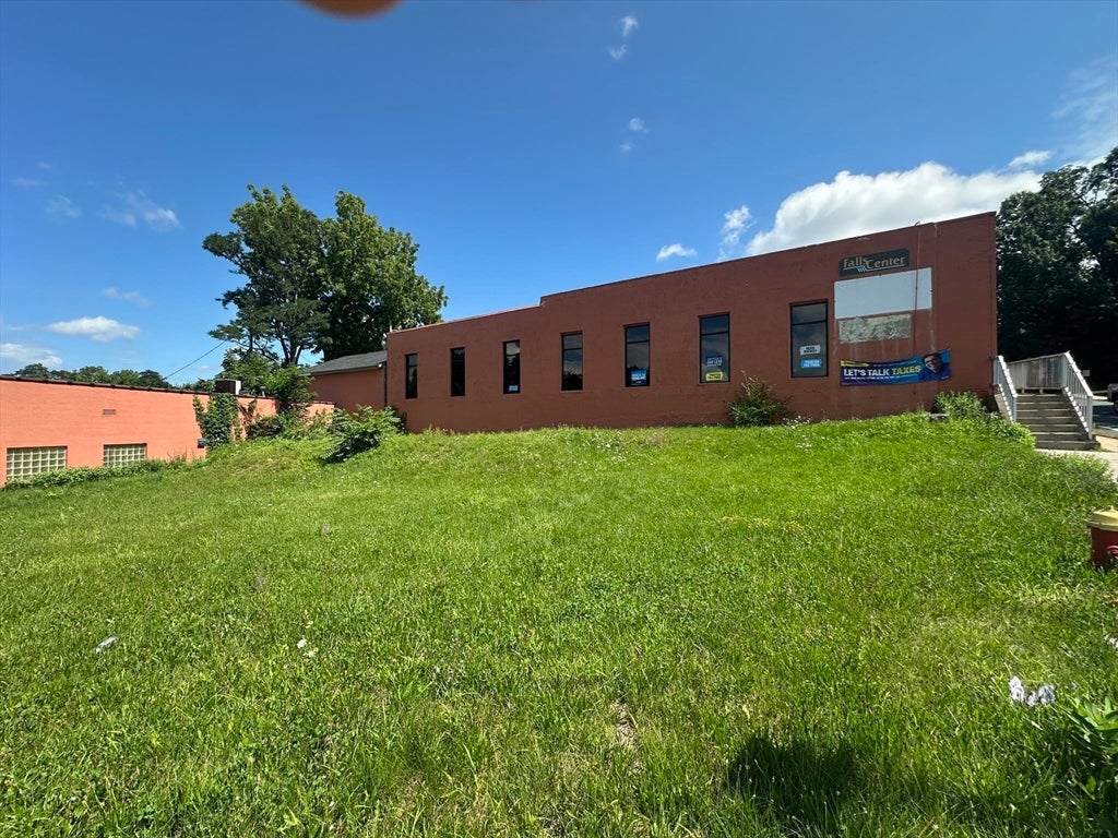 141 E Main St