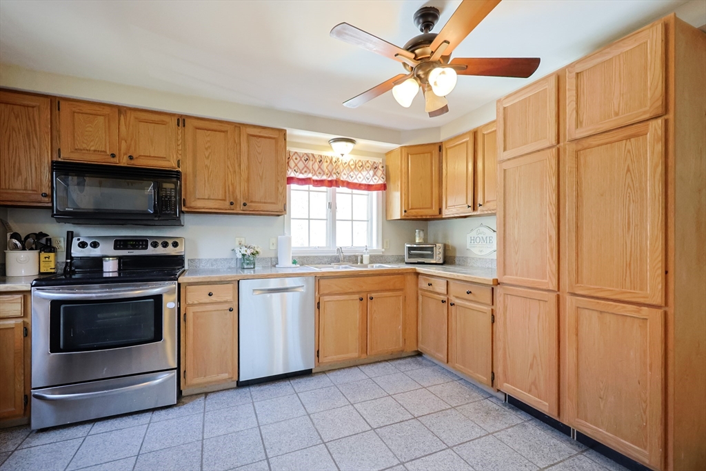 Norton, Massachusetts 02766, United States, 3 Bedrooms Bedrooms, ,2 BathroomsBathrooms,Residential,Pending,106336