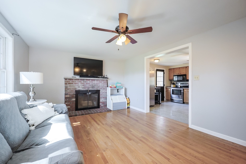 Norton, Massachusetts 02766, United States, 3 Bedrooms Bedrooms, ,2 BathroomsBathrooms,Residential,Pending,106336