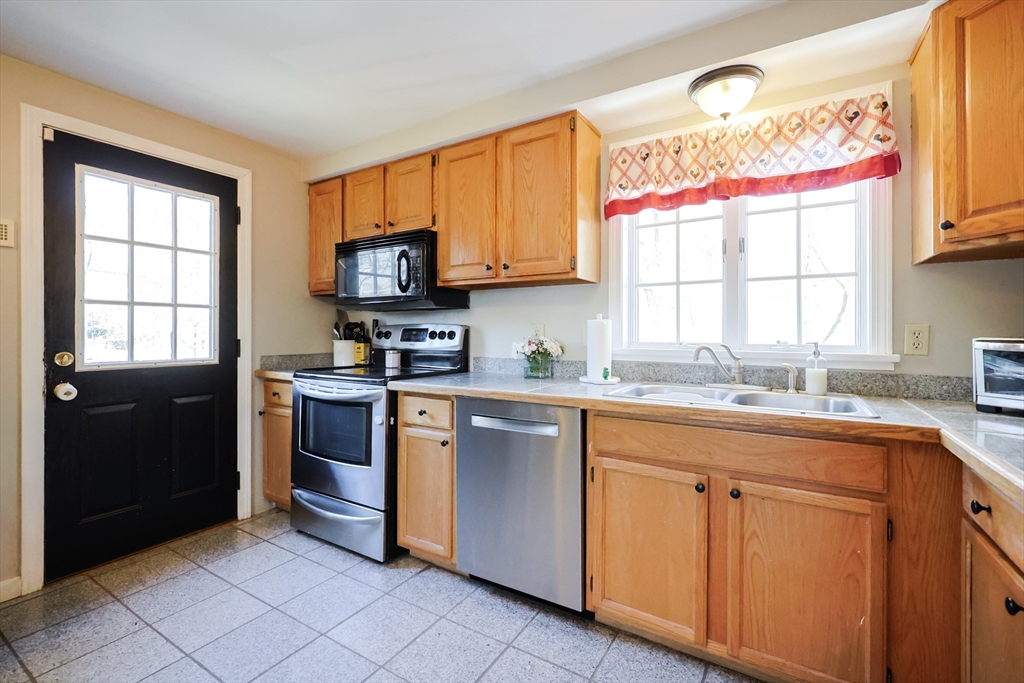 Norton, Massachusetts 02766, United States, 3 Bedrooms Bedrooms, ,2 BathroomsBathrooms,Residential,Pending,106336