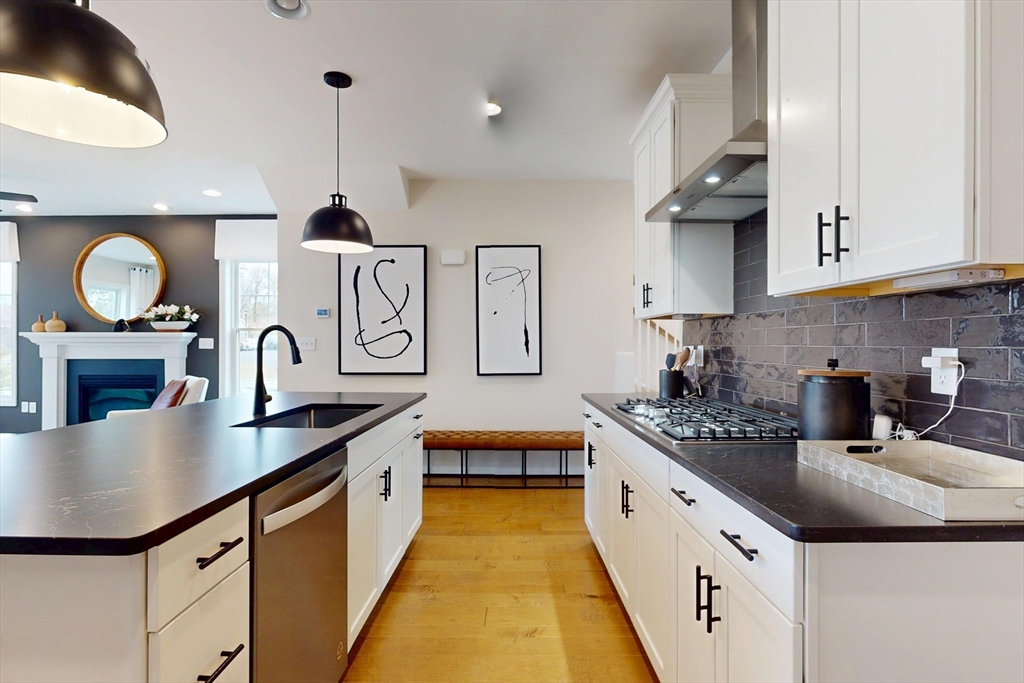 Sudbury, Massachusetts 01776, United States, 3 Bedrooms Bedrooms, ,3 BathroomsBathrooms,Residential,Active,117215