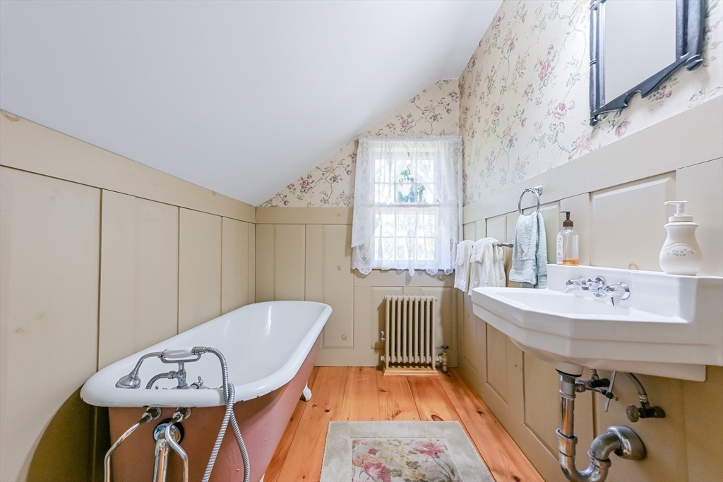 Pepperell, Massachusetts 01463, United States, 4 Bedrooms Bedrooms, ,2 BathroomsBathrooms,Residential,Pending,216693