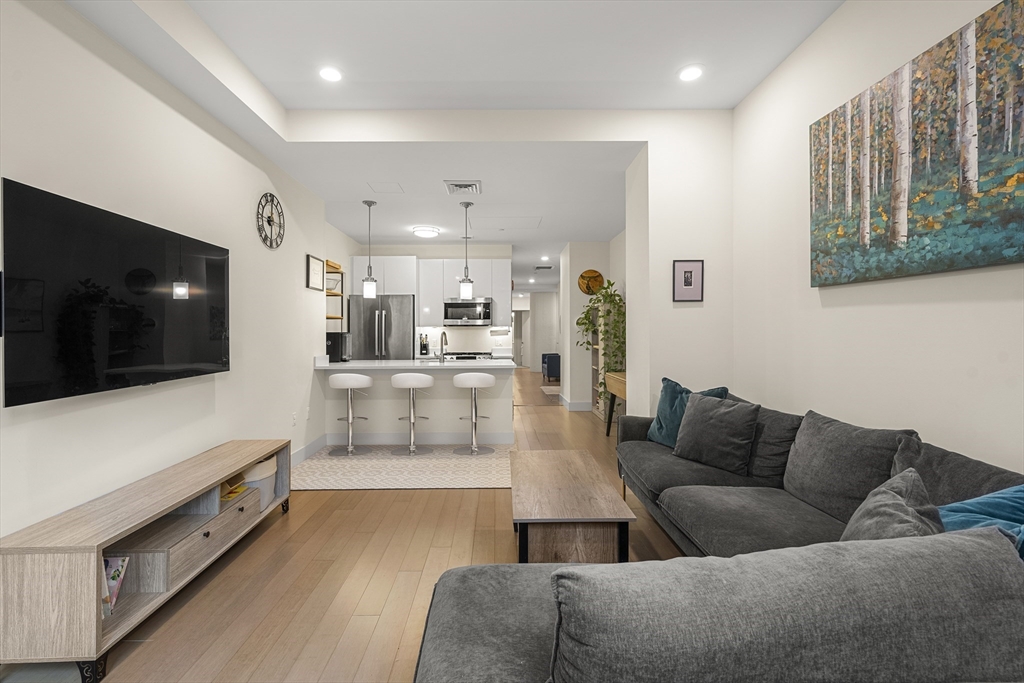 121-127 Portland St 307