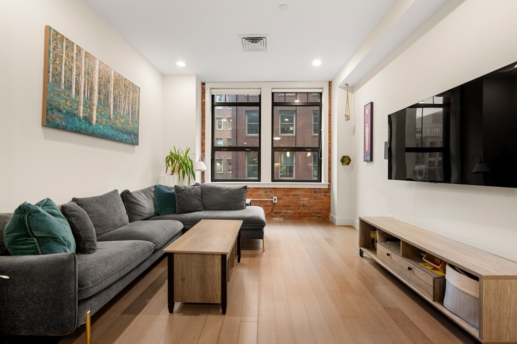 121-127 Portland St 307