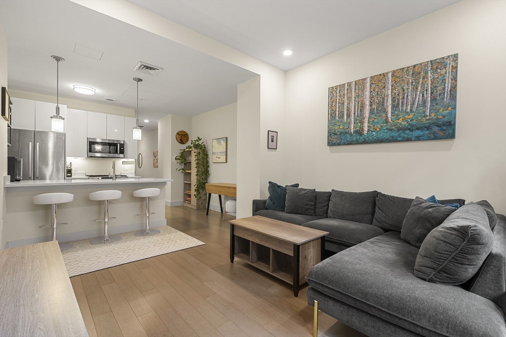 121-127 Portland St 307