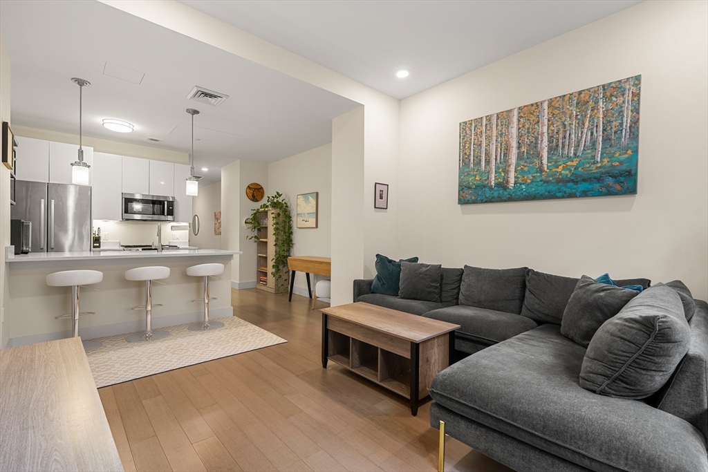 121-127 Portland St 307